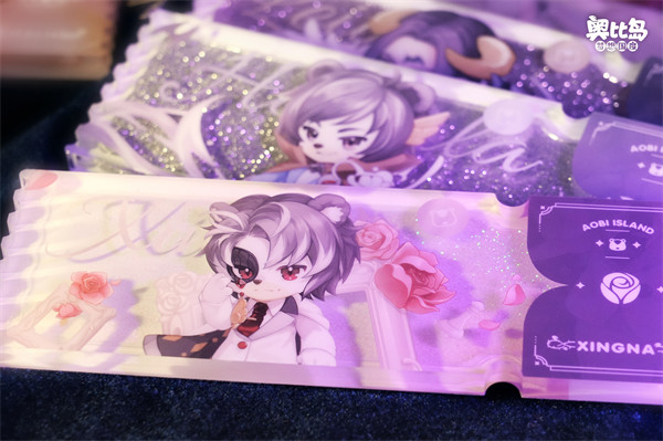 《奥比岛：梦想国度》周边情报 | 奥比男团亚克力流沙票根展示
